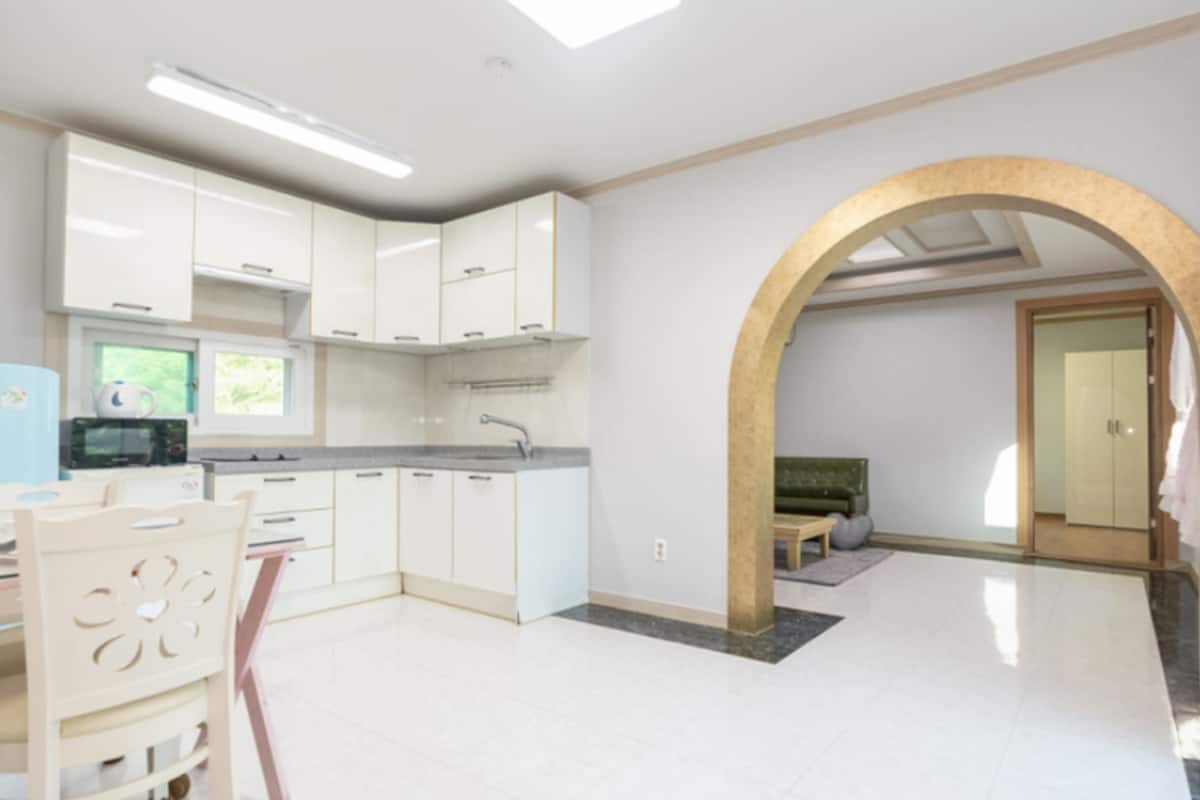 Room (26 PY, Daon) | Living area | Flat-screen TV