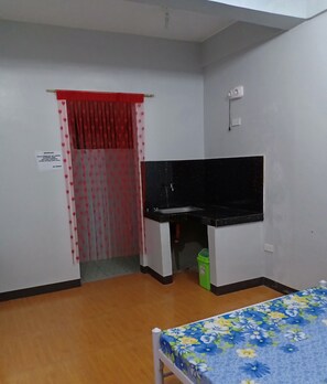 Basic Twin Room | Rollaway beds, free WiFi, bed sheets - Digueboy Backpackers (Coron)