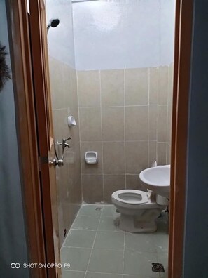 Shower - Digueboy Backpackers (Coron)