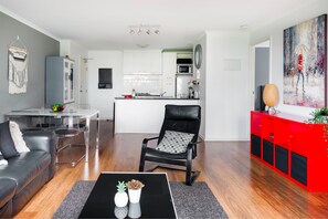 Signature Apartment, 2 Queen Beds, City View | Living room - Southbank Boulevard Melbourne (Southbank)