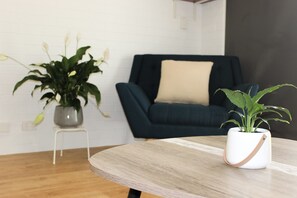 ห้องดีลักซ์สวีท, วิวภูเขา | บริเวณนั่งเล่น | สมาร์ททีวี