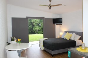 Ardeena Queen Room | 1 bedroom, individually furnished, blackout drapes, iron/ironing board - Ardeena (Carool)