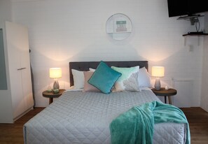 Ardeena Queen Room | 1 bedroom, individually furnished, blackout drapes, iron/ironing board - Ardeena (Carool)