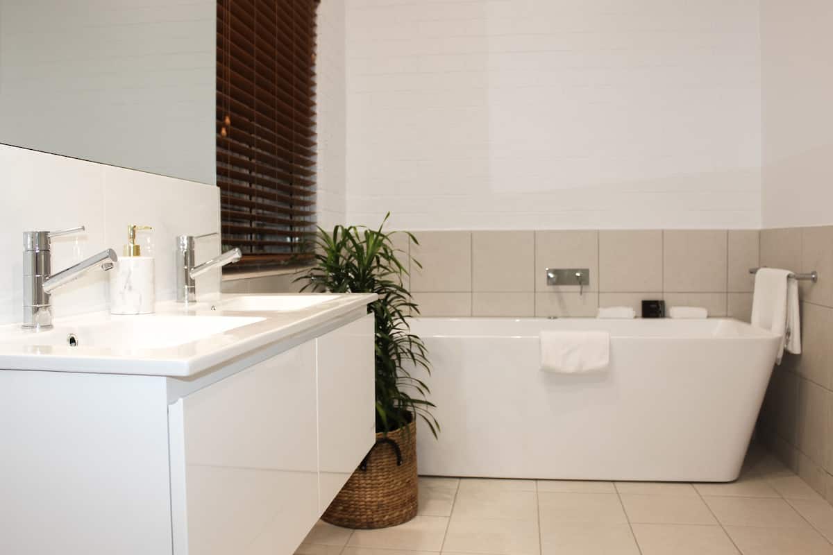 Suite Deluxe, vista a la montaña | Baño | Amenidades de baño gratuitas, secadora de cabello, toallas, jabón