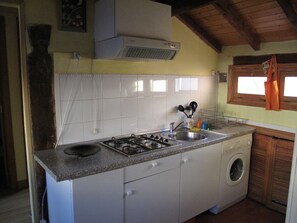 Frigorífico, microondas, hervidor eléctrico y utensilios de cocina