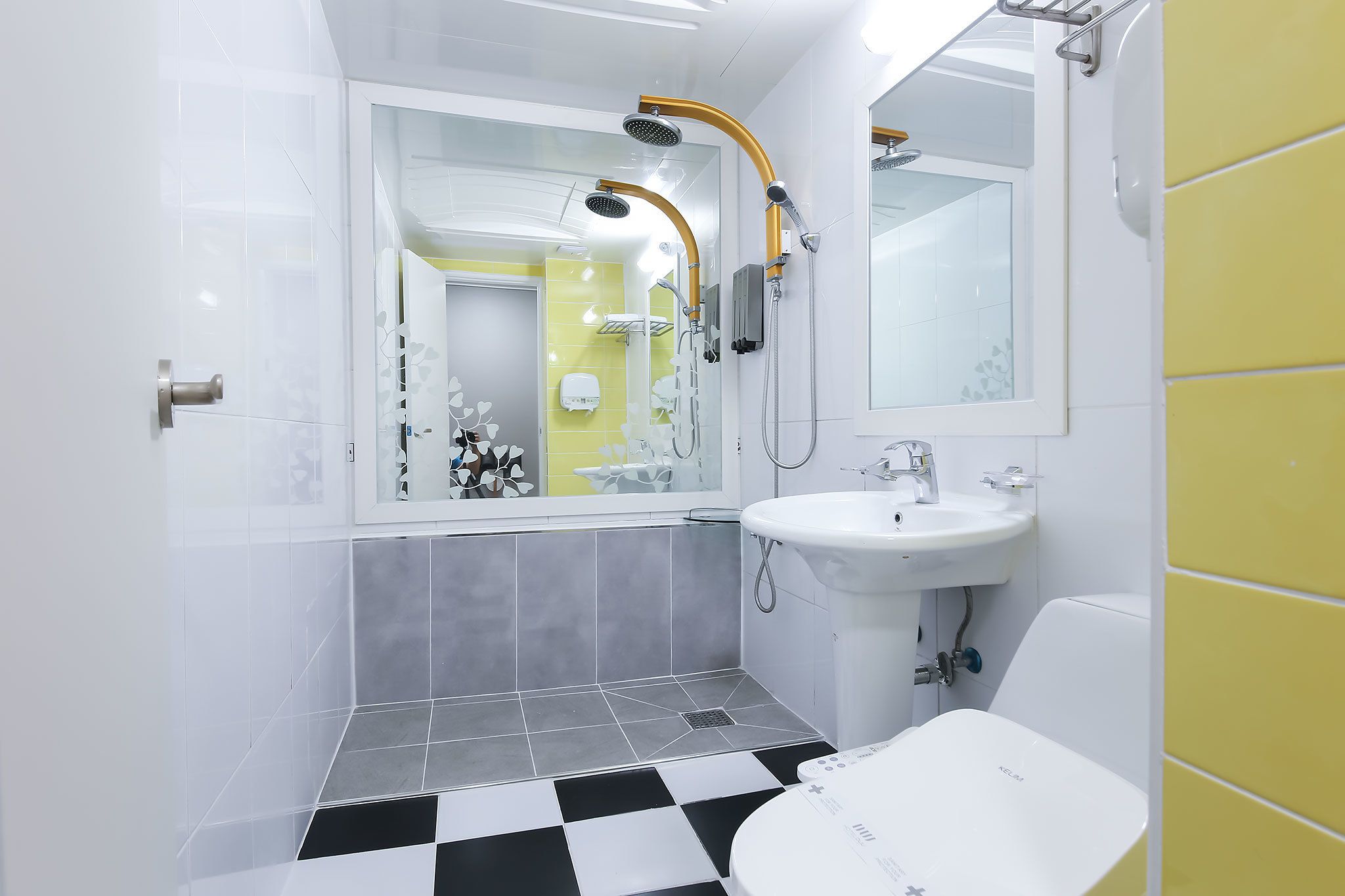 standard room | bathroom | free toiletries, hair dryer, towels, soap