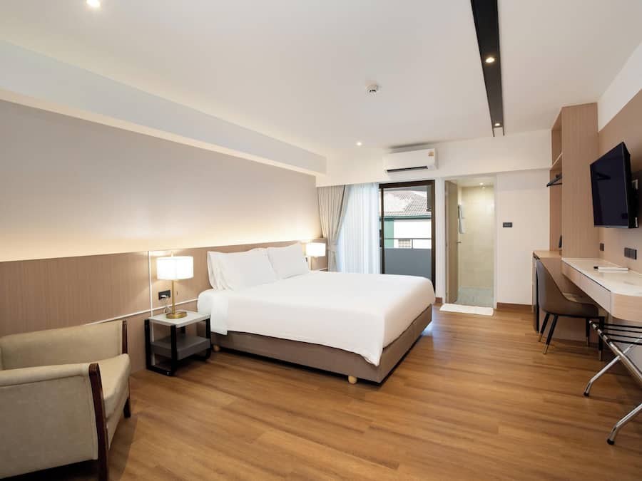 Newly Renovated Deluxe Double room | Allergitestade sängkläder, minibar, skrivbord och ljudisolering