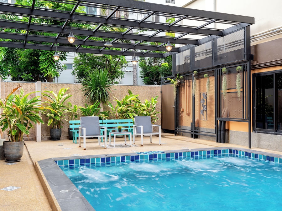 Una piscina al aire libre