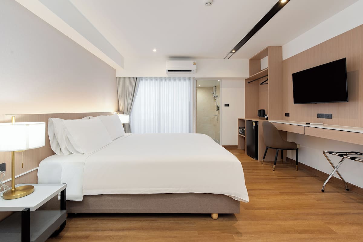 Deluxe Double Room | Hypo-allergenic bedding, minibar, desk, soundproofing