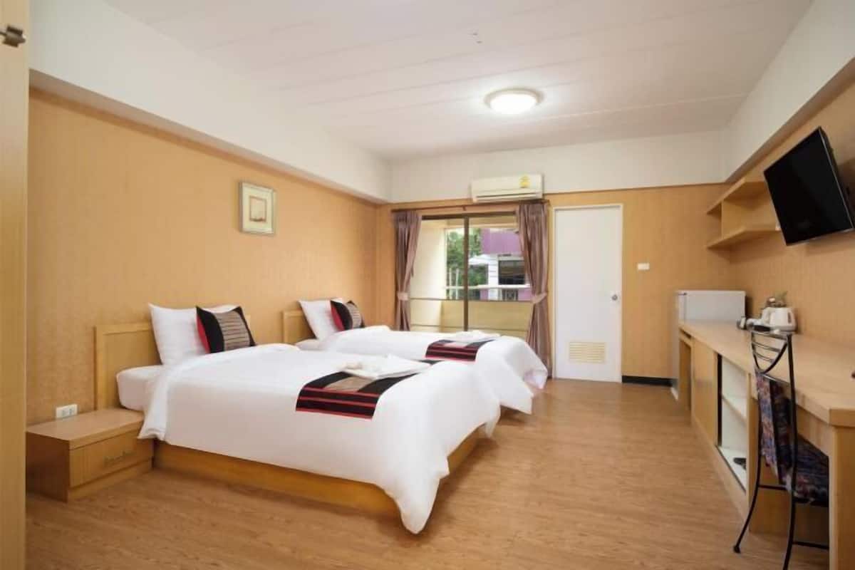 1 quarto, roupas de cama antialérgicas, frigobar, escrivaninha