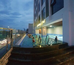 Outdoor pool, pool loungers - Holiday Cua Lo Hotel (Vinh)