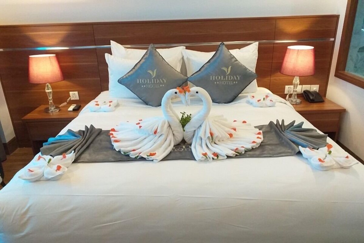 Deluxe King | Minibar, desk, blackout curtains, free WiFi