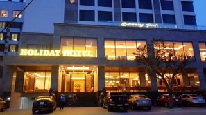 Front of property – evening/night - Holiday Cua Lo Hotel (Vinh)