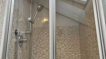 Shower, hair dryer, bidet, towels