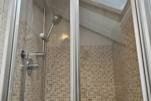 Regadera, secadora de cabello, bidet, toallas 
