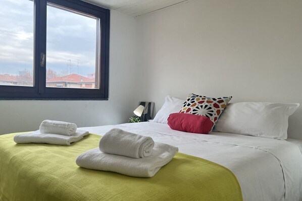 3 makuuhuonetta, silitysrauta/-lauta, Wi-Fi, vuodevaatteet