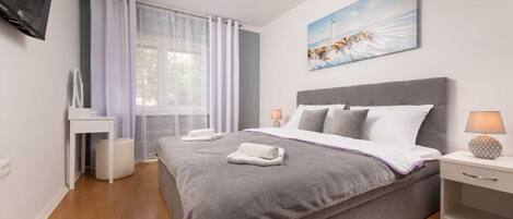 2 bedrooms, internet, bed sheets