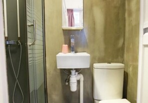 共用宿舍, 男女混合宿舍 (1 Bed in 10-Bed) | 浴室 | 淋浴設備、拖鞋、毛巾