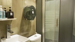 シャワー、スリッパ、タオル