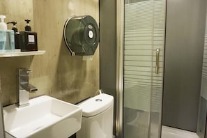 Douche, pantoufles, serviettes fournies