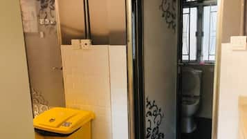 Dormitório compartilhado, em dormitório misto (1 Bed in 10-Bed) | Banheiro | Chuveiro, chinelos, toalhas de banho