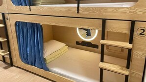 共同ドミトリー 男女共用ドミトリー (1 Bed in 10-Bed) | WiFi (無料)、ベッドシーツ