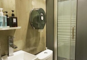 共用宿舍, 男女混合宿舍 (1 Bed in 10-Bed) | 浴室 | 淋浴設備、拖鞋、提供毛巾