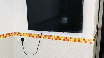 Twin Room, 2 Twin Beds | Television