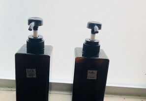 Double Room | Kemudahan bilik mandi | Pancuran mandi, selipar, tuala disediakan