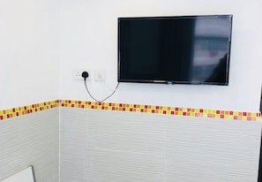 Triple Room | Televisyen