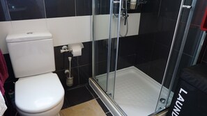 Shower, hair dryer, towels, soap - Carcavelos Luze House (Carcavelos)