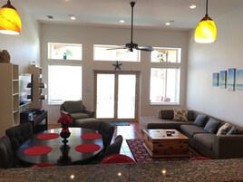 Télévision à écran plat, Netflix, Hulu, enceintes connectées