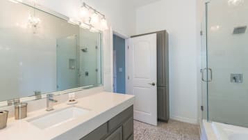 Luxury House, 3 Bedrooms | Bathroom | Combined shower/tub, towels