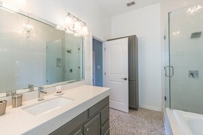 Luxury House, 3 Bedrooms | Bathroom | Combined shower/bathtub, towels