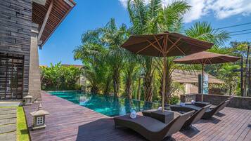 Outdoor pool, pool umbrellas, sun loungers