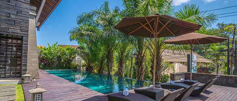 Hồ bơi ngoài trời, dù/ô trên bãi biển/hồ bơi, ghế dài tắm nắng