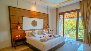Une chambre spacieuse avec un grand lit, une tête de lit en bois et un balcon offrant une vue sur la verdure.