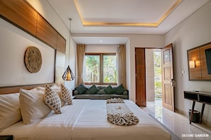 ห้องดีลักซ์, วิวสวน | เครื่องนอนระดับพรีเมียม, ตู้นิรภัยในห้องพัก, โต๊ะทำงาน