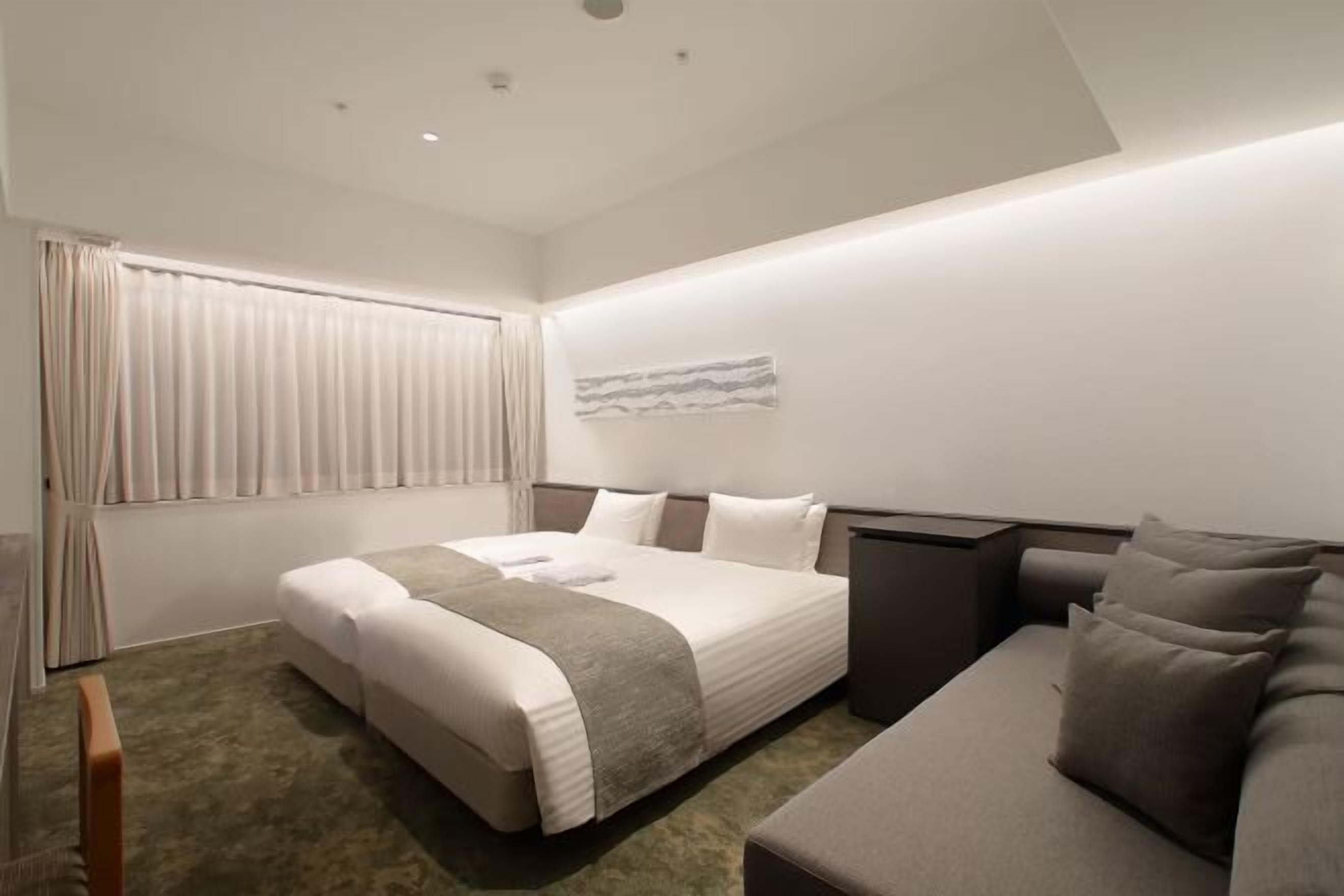 Caja de seguridad en la habitación, cortinas blackout y wifi gratis 