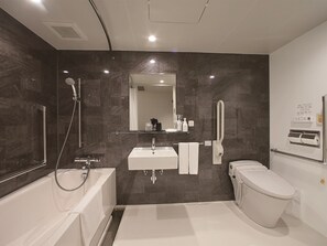 Ein modernes Badezimmer mit Badewanne, Waschbecken, Toilette und Dusche.