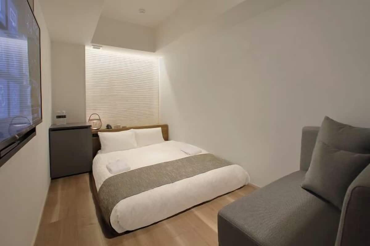 In-room safe, blackout curtains, free WiFi, bed sheets
