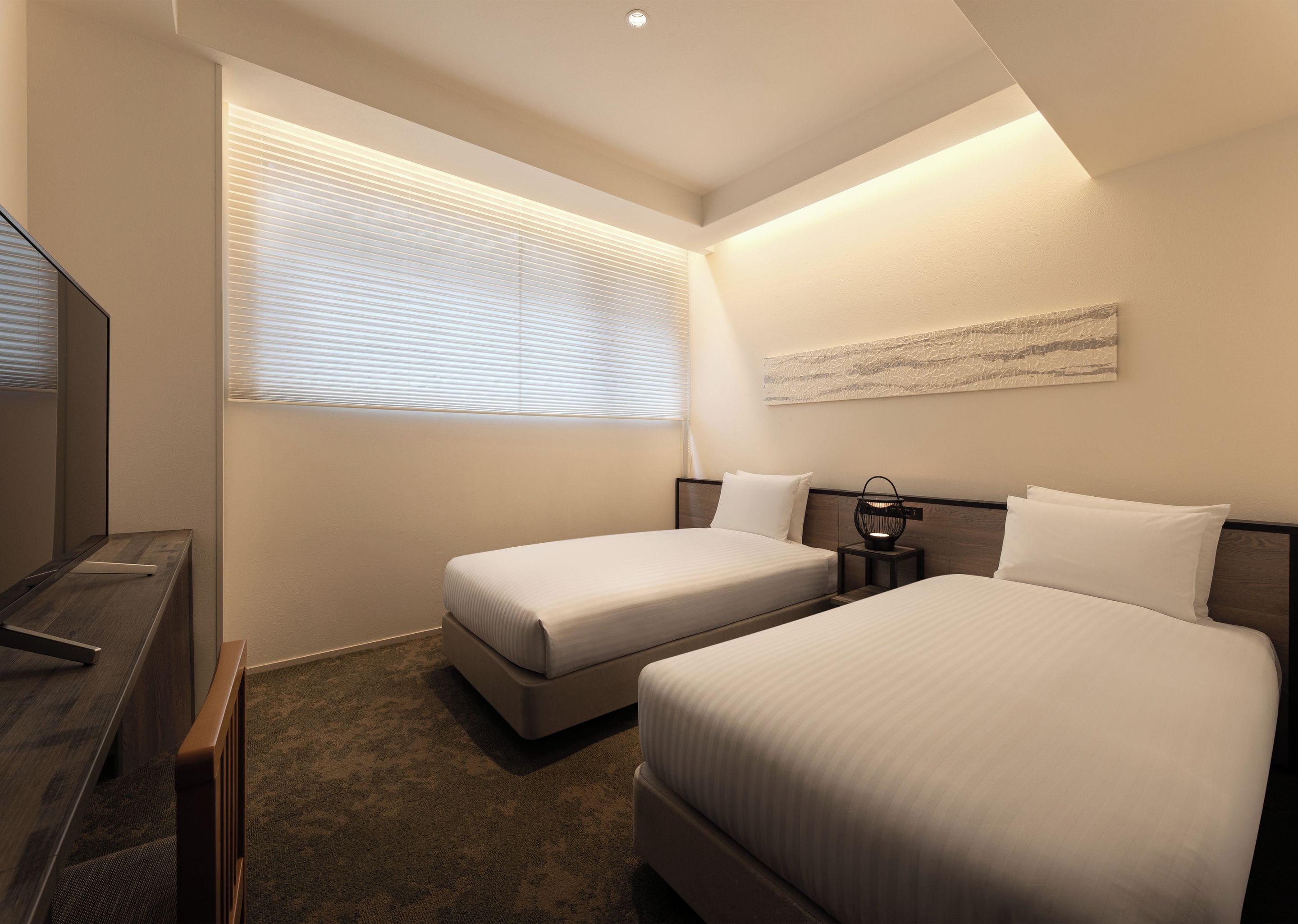 Habitaci ón de hotel con dos camas, un televisor, una ventana con persianas y una obra de arte colgada en la pared.