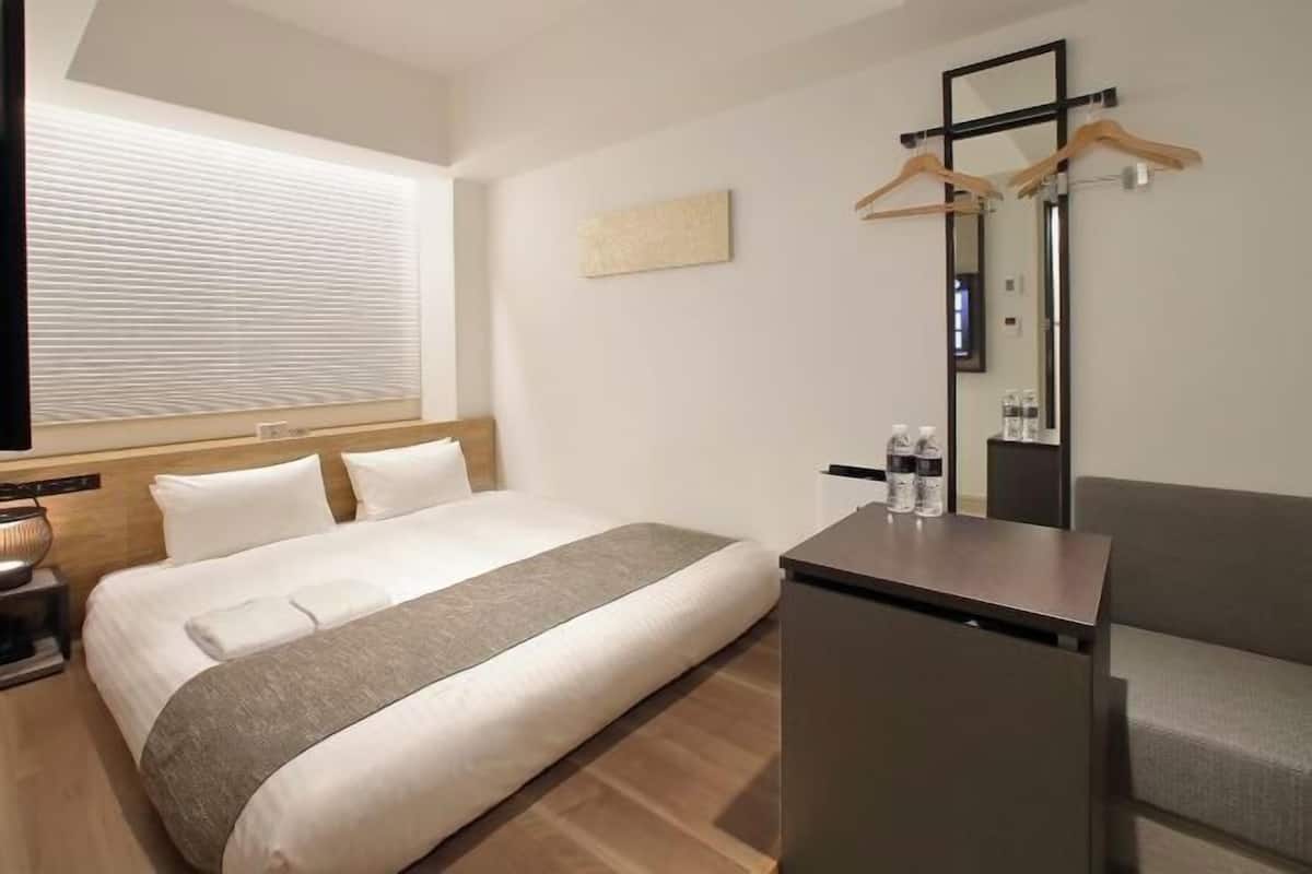 In-room safe, blackout curtains, free WiFi, bed sheets