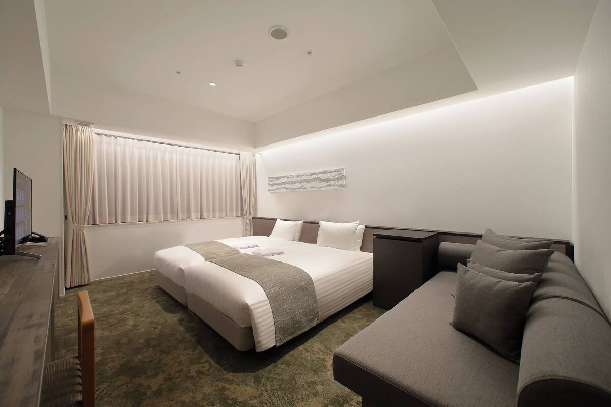 Superior Hollywood Twin Room | In-room safe, blackout drapes, WiFi (free), bed sheets