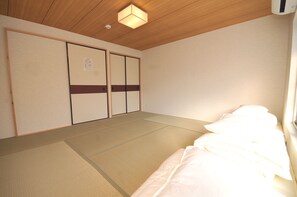 Condo, 2 Bedrooms | 2 bedrooms, blackout drapes, free WiFi - Condominium House in Osaka Shin-Fukae (Osaka)