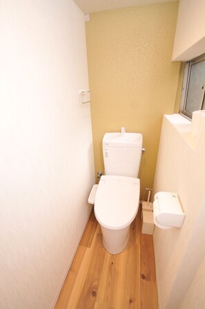Un baño pequeño y estrecho con un inodoro, un lavabo y una ventana.