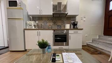 Réfrigérateur, micro-ondes, four, cafetiÚre/bouilloire