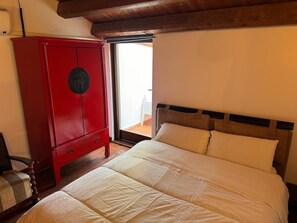 1 dormitorio, escritorio, tabla de planchar con plancha y wifi