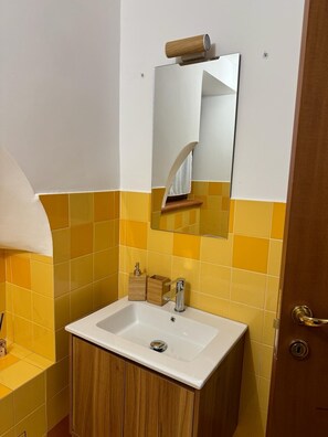 Shower, hair dryer, bidet, towels - Mau House 44 Apartment (Palermo)