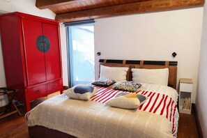 1 bedroom, desk, iron/ironing board, WiFi